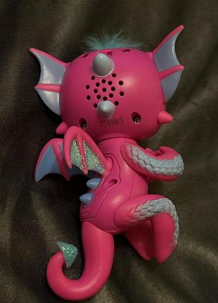 Це інтерактивна іграшка-дракончик fingerlings sandy від wowwee. 2