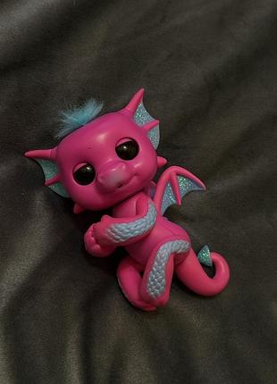 Це інтерактивна іграшка-дракончик fingerlings sandy від wowwee. 4