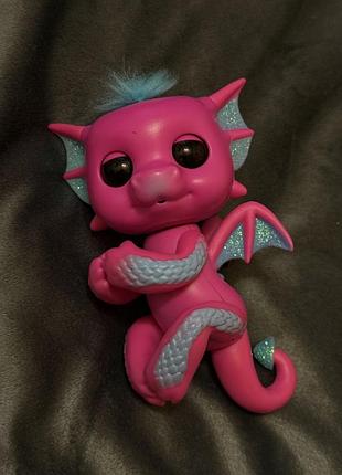 Це інтерактивна іграшка-дракончик fingerlings sandy від wowwee. 3