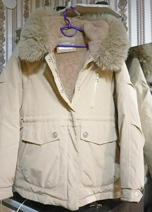 Куртка женская утепленная мехом и с капюшоном. размер l,xl.