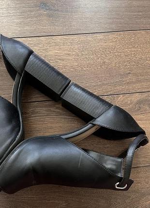 Босоніжки на літо на стійкому каблуці