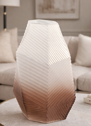 Ваза скляна декоративна з рельєфною фактурою, градієнт біло-коричнева, 25 см