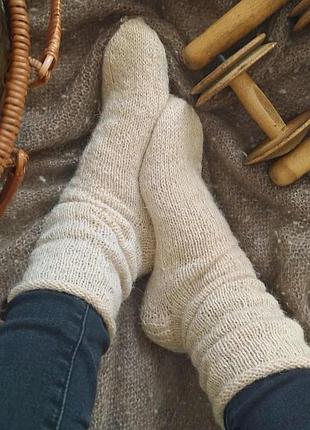 Шкарпетки молочного кольору з натуральної вовни. ручна робота.