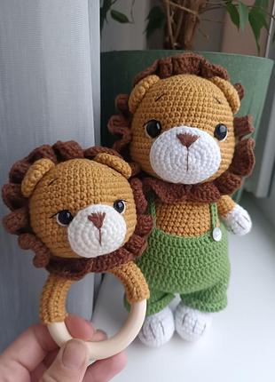 Набор игрушек.левеня игрушка и погремушка