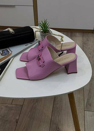 Розовые кожаные шлепанцы с пряжками на каблуке