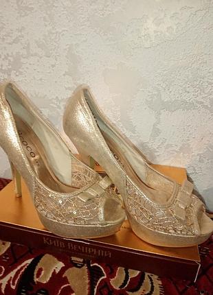 Босоножки золотистые и другие