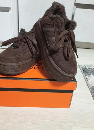 Кросівки  уги ,