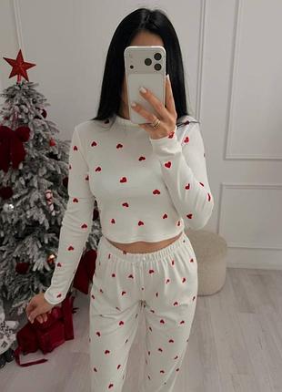 Ніжна жіноча велюрова піжама вільного крою укорочена кофта з довгими рукавами та штани джогери на резинці з принтом у вигляді сердечок