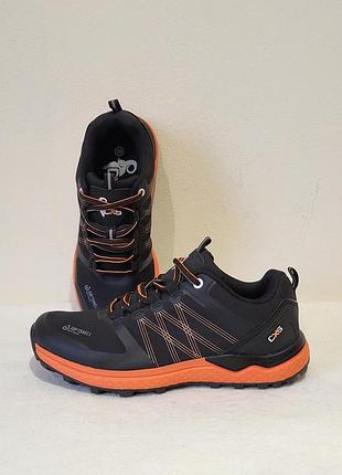 Нова пара кросівок