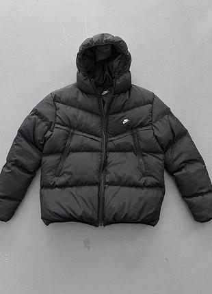 Чоловіча куртка nike в чорному кольорі