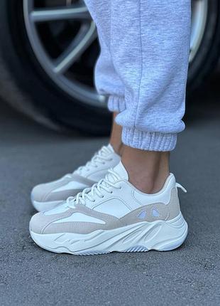 Кроссовки женские