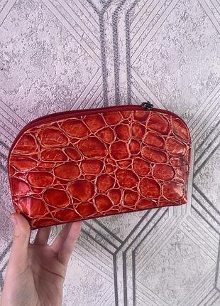 Красная косметичка