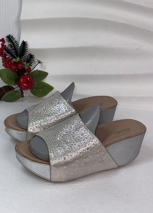 Серебряные шлепанцы на платформе с большим количеством стразов сваровски