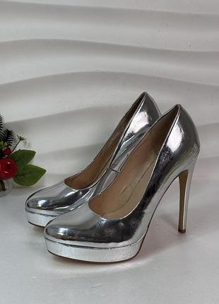 Очень эффектные блестящие зеркальные серебряные туфли на шпильке