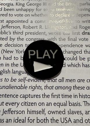 Значок «play» металевий