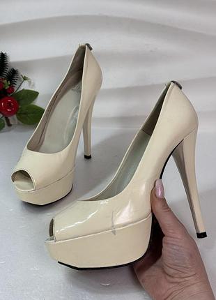 Эффектные лаковые молочные кремовые туфли босоножки стрипы на шпильке и платформе