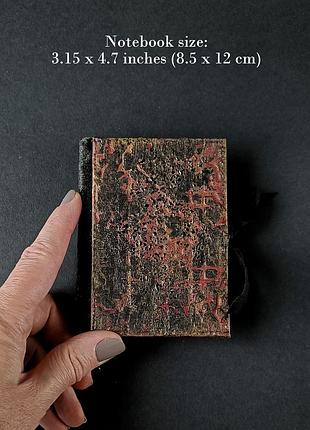 Миниатюрная книга теней в готическом стиле