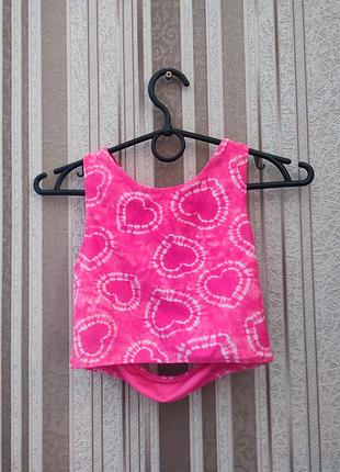 Яркий спортивный топ