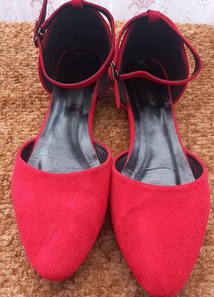 Летние босоножки на низком кольца 
удобные 
есть ремешки