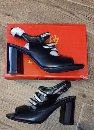 Туфлі на каблуку нові