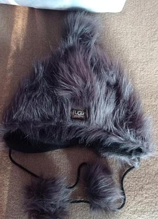 Тепла, м'яка шапочка на дівчинку.