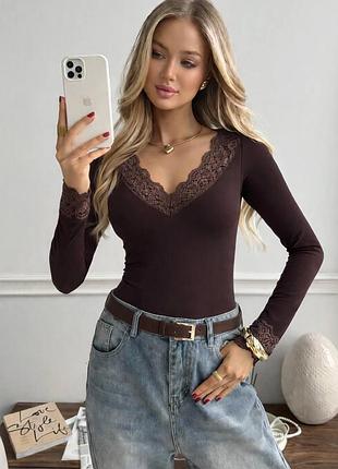 Ніжний жіночий лонгслів з мереживом