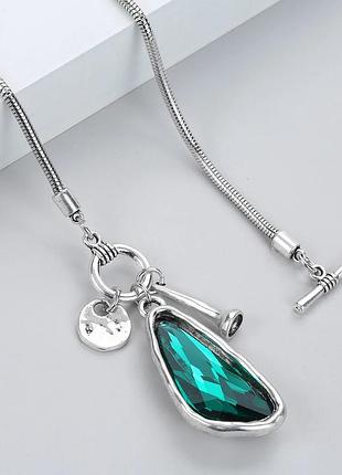 Колье с изумрудным кристаллом, 80 см, серебристый тон