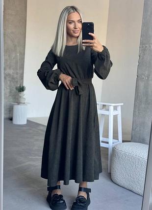 Повсякденна жіноча вельветова сукня міді приталена з довгими широкими рукавами та завʼязкою на талії