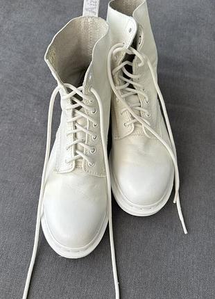 Ботинки dr. marten’s белые 40 размер на шнуровке кожаные на белой подошве