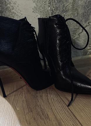 Жіночі черевики на шпильці