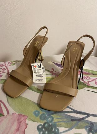 Босоножки на каблуке