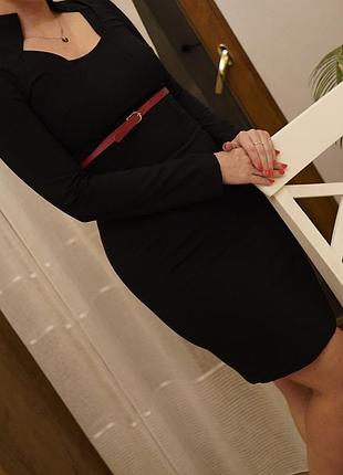 Чорне плаття зі стійкою