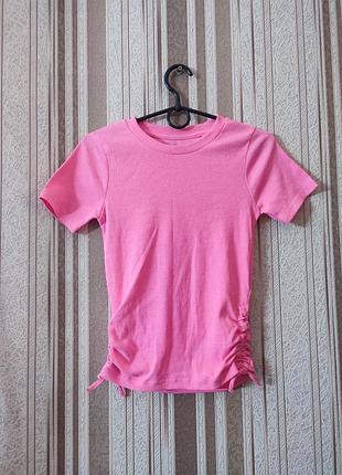 Яскрава футболка в рубчик