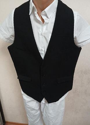 Большой выбор мужских жилетов. жилет мужской фирменный, костюмный, классический в состоянии новой вещи.