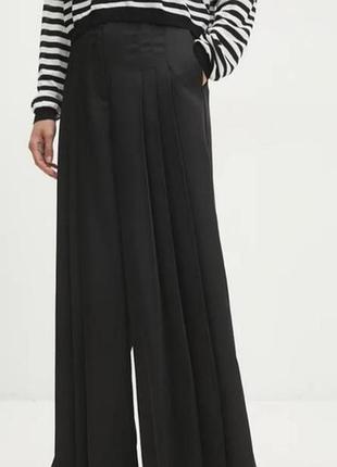 Женские брюки палаццо,размер xs/s бренда wonenly.
в идеальном состоянии. 
хорошее качество ткани, структурная, красиво держат форму.