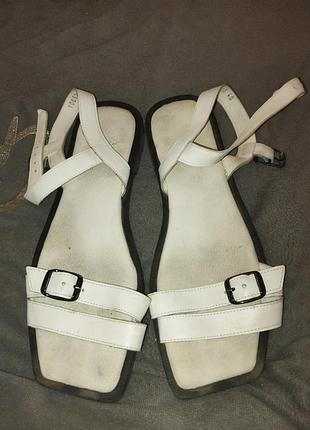 Шкіряні босоніжки білі на чорній підошві