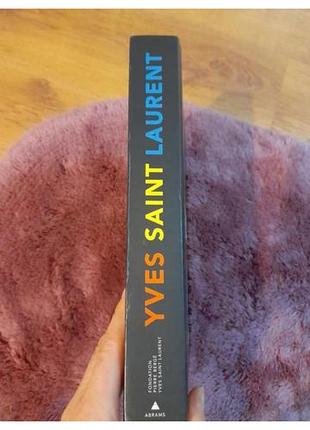 Книга о легендарном кутюрье.ysl. редкий экземпляр, снят с печати. для ценителей ysl.