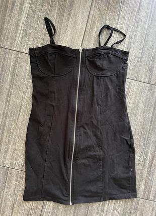 Черное платье мини сарафан на змейке с чашками