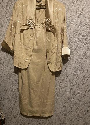 Жіночий костюм