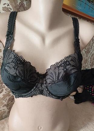 Бюстгальтер чашка с поролоном, отделка кружево. размер75b, 80 b
