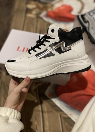 Кросівки демосизон, дуже зручні та легкі 🤍