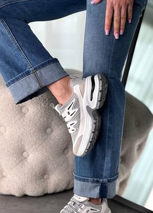 Кросівки жіночі