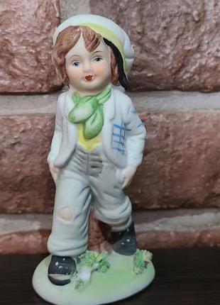 Редкая винтажная фарфоровая фигурка мальчика