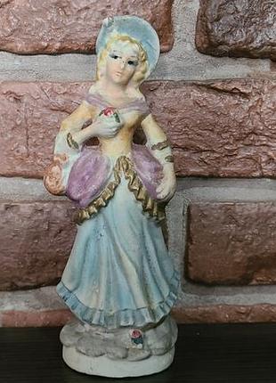 Фарфоровая статуэтка женщины