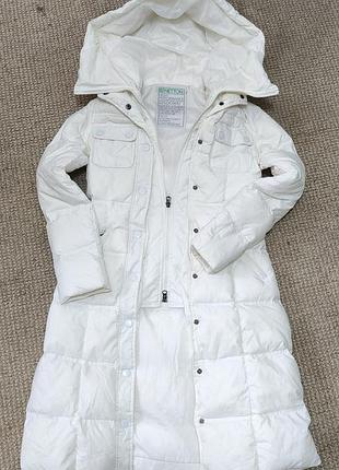 Белоснежное пуховое пальто benetton