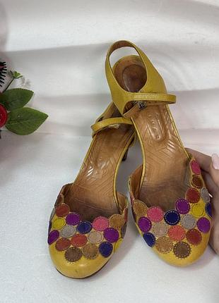Желтые кожаные босоножки на каблуке с разноцветными круглыми аппликациями chie mihara