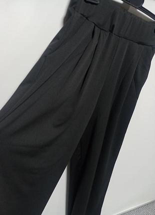 Брюки палаццо.
черный цвет