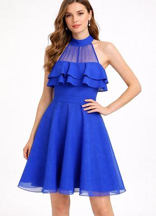 Міні-сукня а-силуету з коміром-стійкою "холтер", яка застібається на шиї.