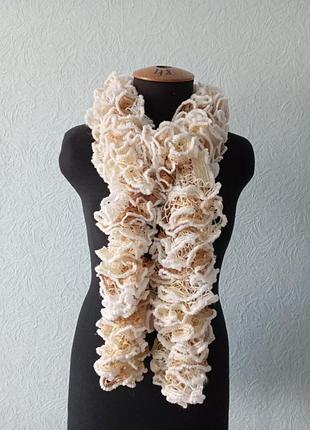 Шарфик жабо, созданный из ленточной пряжи, полиэстер, длиной 1,50 м.