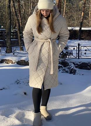 Дуже тепле зимове пальто з капюшоном. гарного бежевого кольору.